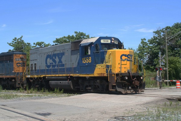 CSX GP15-1 1558 at Newkirk St
