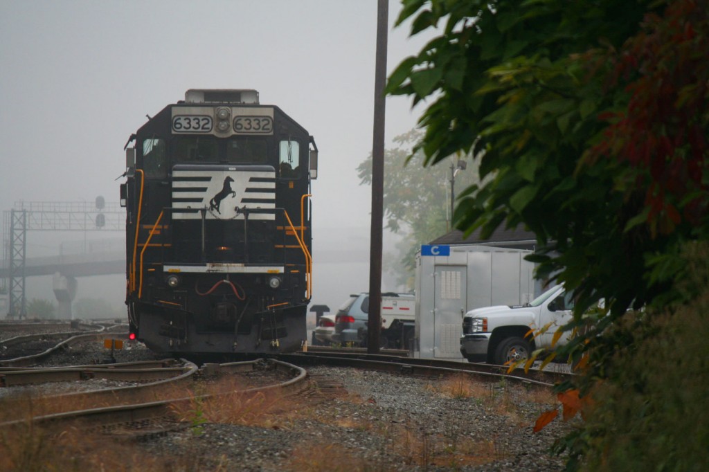 An NS helper set waits for its next train next to the CP C relay cabinet.
