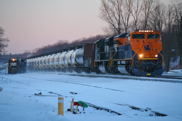 The CNJ Heritage Unit rolls west through Cresson PA with an empty oil train.